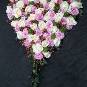 Blumenherz mit rosa und weißen Rosen