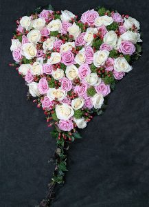 Blumenherz mit rosa und weißen Rosen