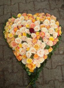 Blumenherz mit gelben Rosen