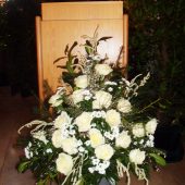 Feierhallengesteck mit weißen Rosen, Chrysanthemen und Gräsern