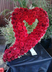 Offenes Blumenherz mit roten Rosen