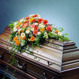 Blumenschmuck für den Sarg (Foto: Vereinigung Stuttgarter Friedhofsgärtner e.V.)