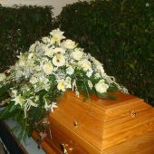 Sarggebinde in Weiß mit Lilien, Rosen und Gerbera