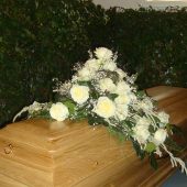 Sarggebinde mit weißen Rosen