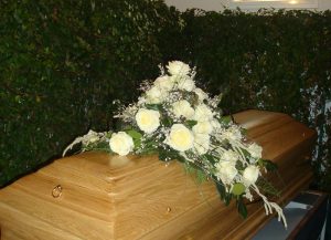 Sarggebinde mit weißen Rosen