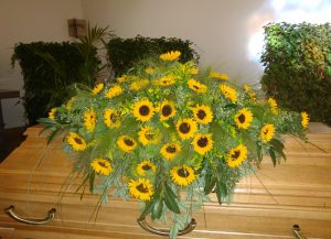 Sarggebinde mit Sonnenblumen