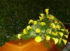 Sarggebinde mit gelben Calla und Gerbera