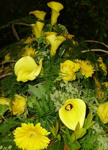 Sarggebinde mit gelben Calla und Gerbera
