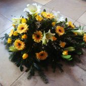 Trauergesteck mit Gerbera und Lilien