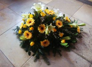 Trauergesteck mit Gerbera und Lilien