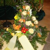 Trauergesteck frühlingshaft mit Schleifenband