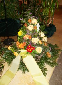 Trauergesteck frühlingshaft mit Schleifenband