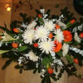 Trauergesteck mit Gerbera und weiße Spinnenblume