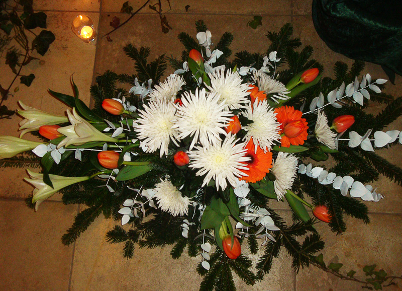 Trauergesteck mit Gerbera und weiße Spinnenblume
