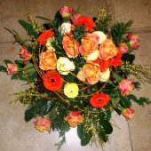 Trauergesteck mit Rosen und Gerbera