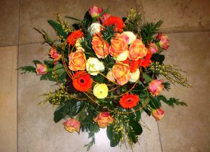 Trauergesteck mit Rosen und Gerbera