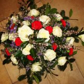 Trauergesteck mit Nelken und Rosen