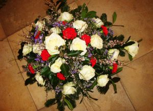 Trauergesteck mit Nelken und Rosen