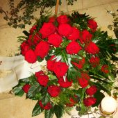 Trauergesteck mit roten Rosen und Schleifenband
