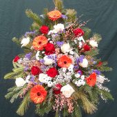 Trauergesteck mit roten und weißen Rosen, orangenen Gerbera und Ginster