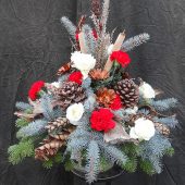 Trauergesteck winterlich mit roten Nelken und weißen Rosen