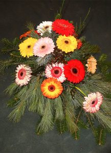 Trauergesteck mit bunten Gerbera