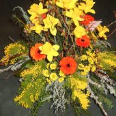 Trauergesteck mit gelben Narzissen und orangenen Gerbera