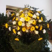 Trauerkranz mit gelben Gerbera und weißen Nelken