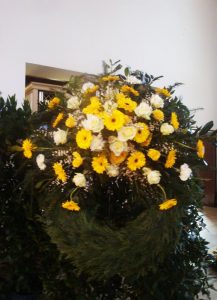 Trauerkranz mit gelben Gerbera und weißen Nelken