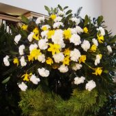 Trauerkranz mit weißen Nelken und Narzissen