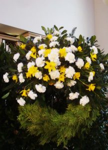 Trauerkranz mit weißen Nelken und Narzissen
