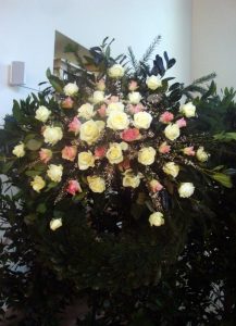 Trauerkranz mit weißen und rosa Rosen