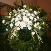 Trauerkranz mit Nelken