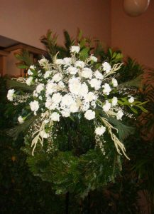 Trauerkranz mit Nelken