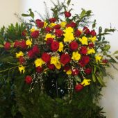 Trauerkranz roten Gerbera und gelben Narzissen