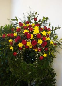 Trauerkranz roten Gerbera und gelben Narzissen