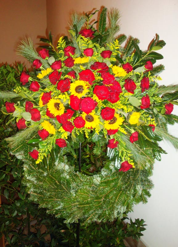 Trauerkranz mit roten Rosen und Sonnenblumen