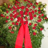 Trauerkranz mit roten Rosen, weißem Ginster und Schleifenband