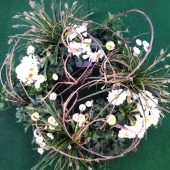 Trauerkranz mit weißen Blüten und Gräsern