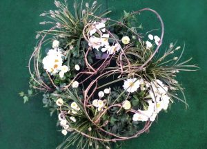 Trauerkranz mit weißen Blüten und Gräsern