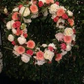 Rundgesteckter Kranz mit Gerbera und Rosen