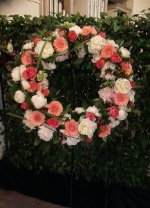 Rundgesteckter Kranz mit Gerbera und Rosen