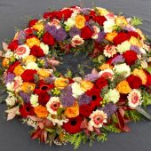 Rundgesteckter Trauerkranz