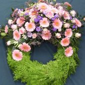 Trauerkranz mit Gerbera, Rosen und Lysianthus