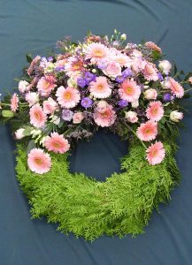 Trauerkranz mit Gerbera, Rosen und Lysianthus