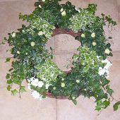 Rundbepflanzter Kranz mit Topfrosen