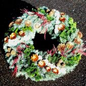 Trauerkranz herbstlich mit Tannenzapfen und Erika