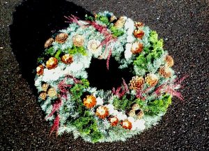 Trauerkranz herbstlich mit Tannenzapfen und Erika