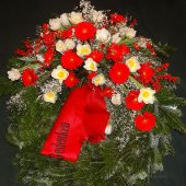 Trauerkranz mit roten Gerbera, weißen Tulpen und Ginster