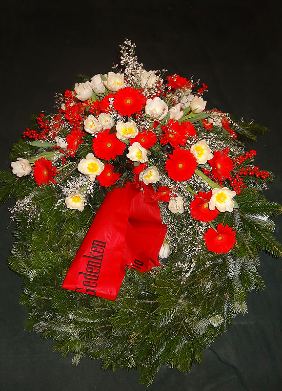Trauerkranz mit roten Gerbera, weißen Tulpen und Ginster